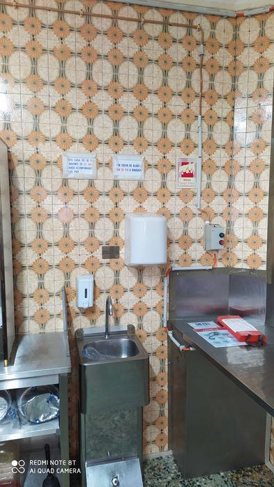 Pintura de azulejos e aplicacao de papel parede, portoes e varandins