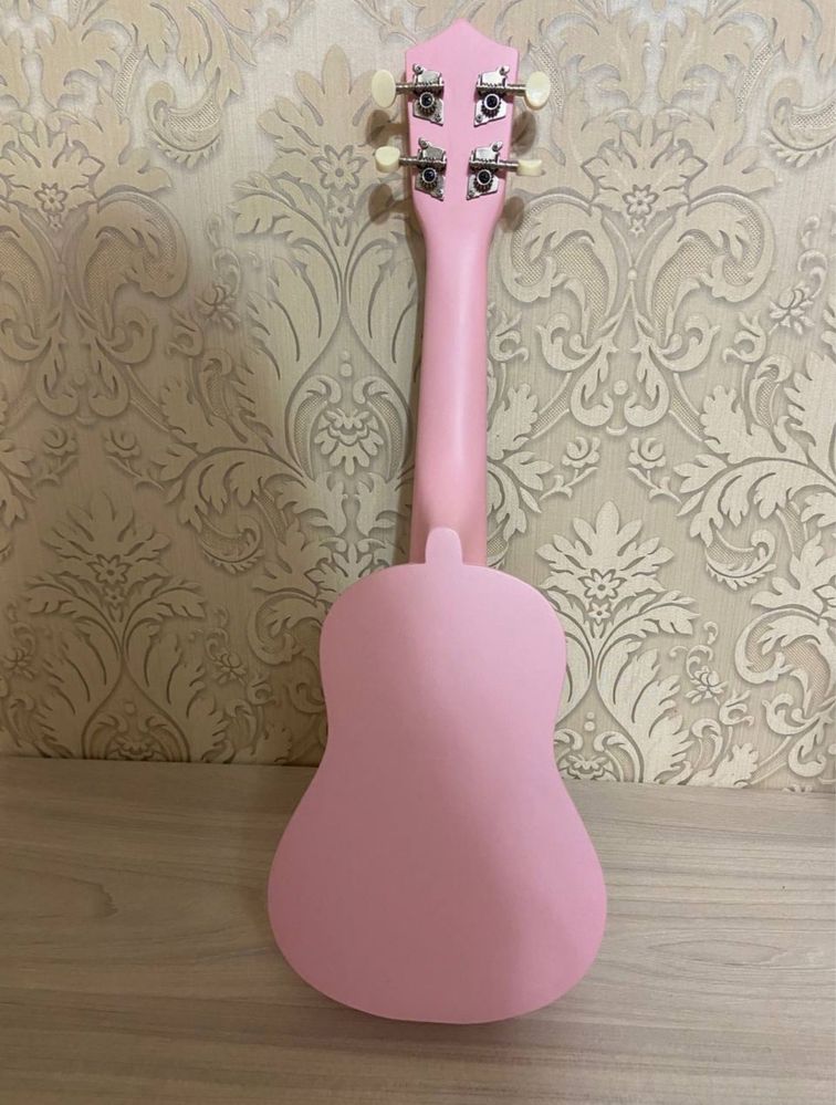 Продам рожевий укулеле