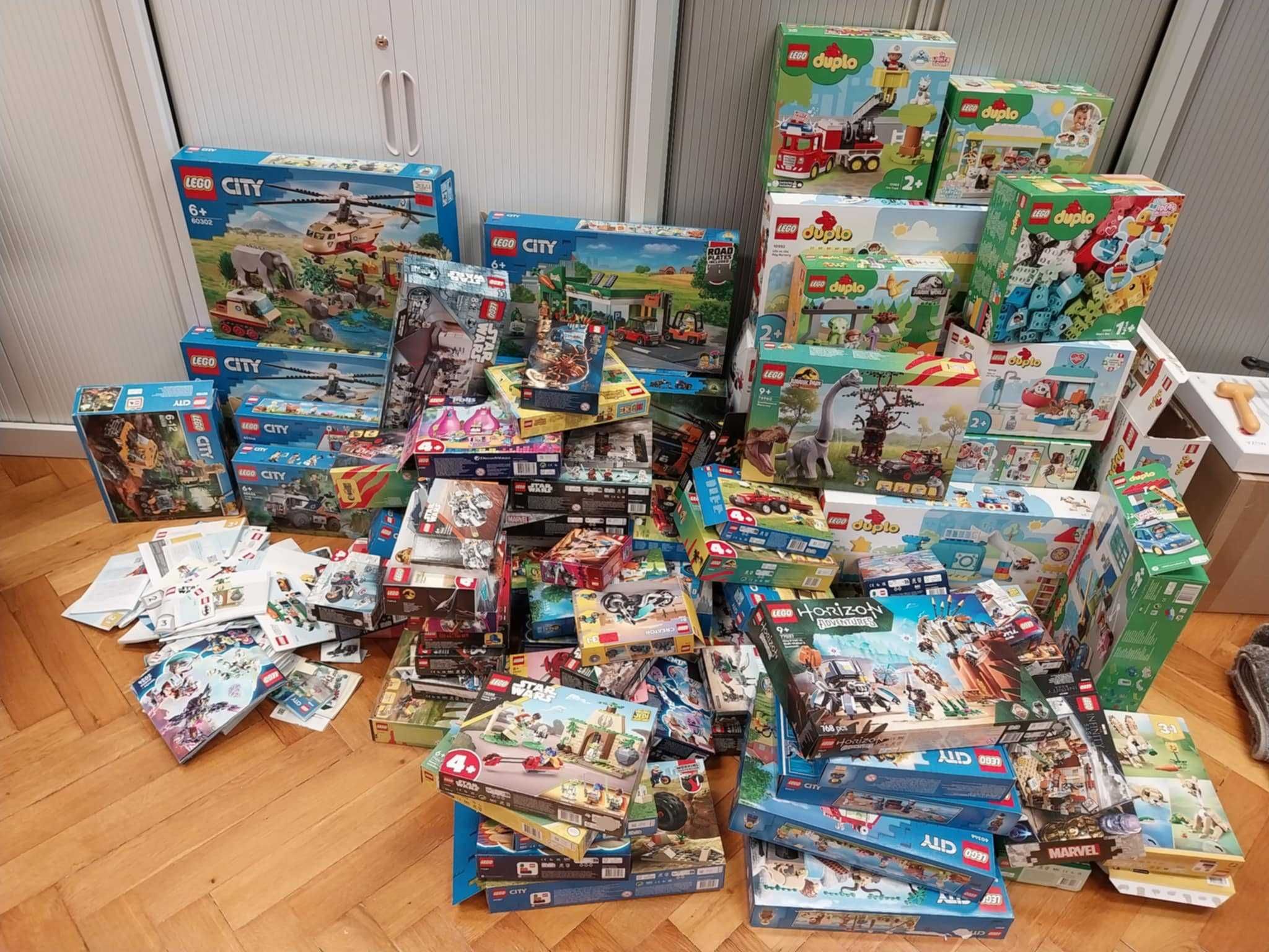 pudełka i instrukcje od zestawów Lego