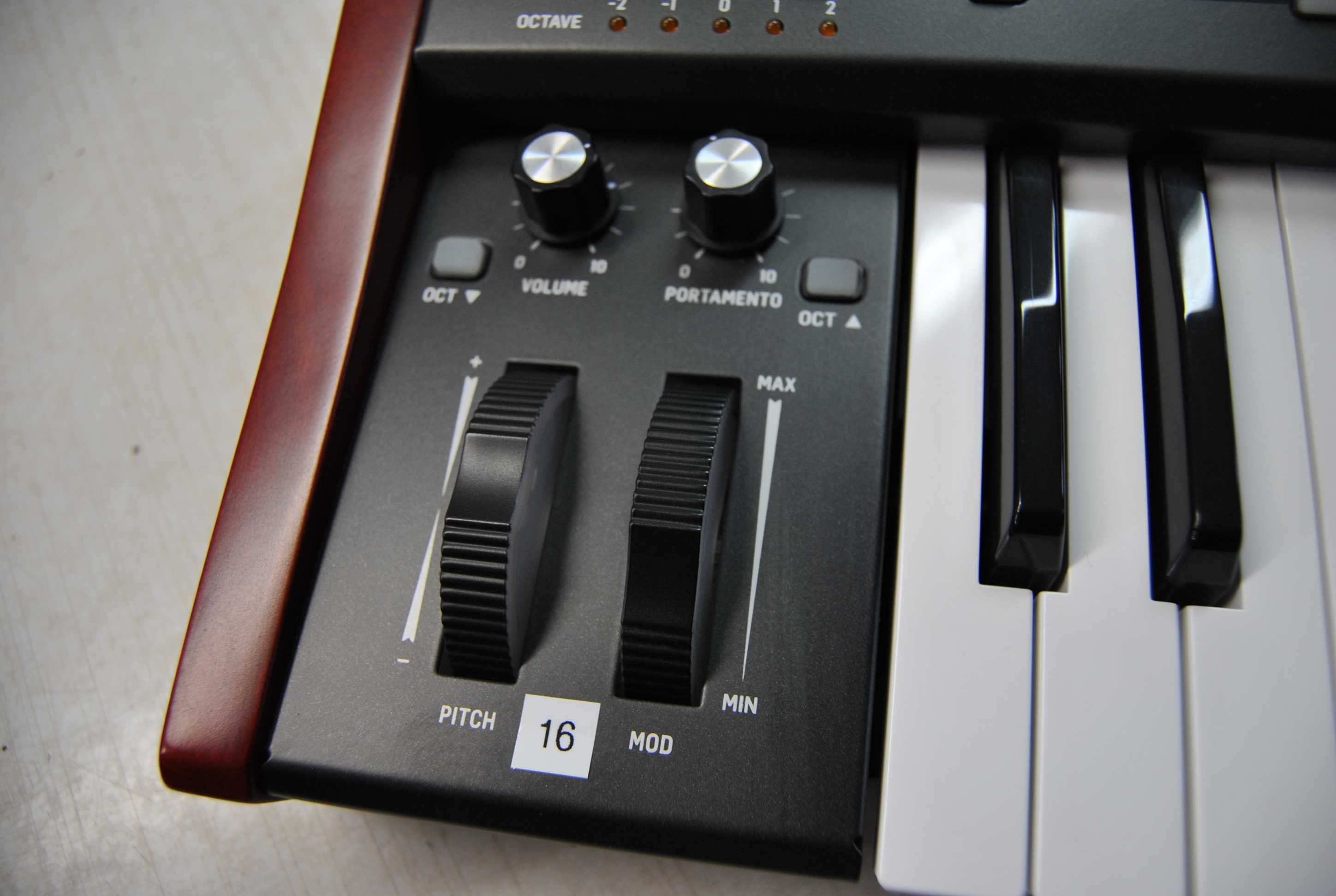 Syntezator analogowy Behringer DeepMind 12