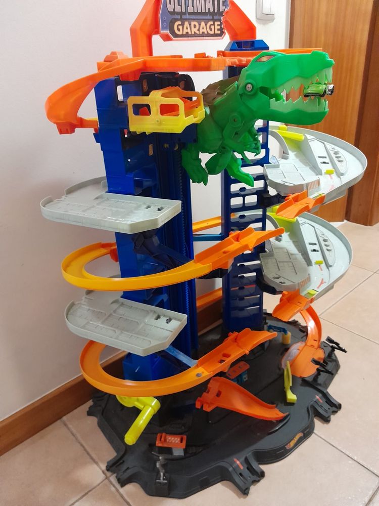 Pista hotwheels ultimate garage com dinossauro