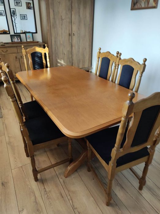 Stół wraz z krzesłami
