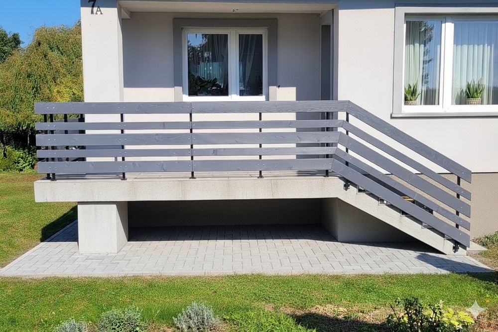 Balustrada tarasowa z drewna z metalowymi słupkami 1mb