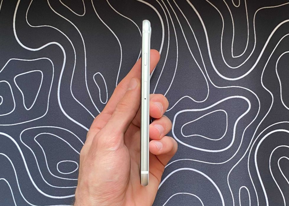 Превосходный iPhone SE 2022 - 128 гб - 92% АКБ - NEVERLOCK - STARLIGHT