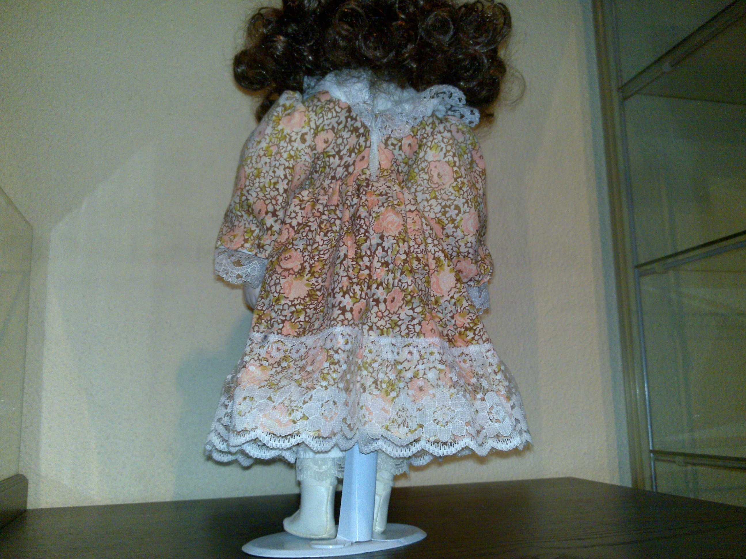 boneca de porcelana antiga (com vestido florido) 39cm altura