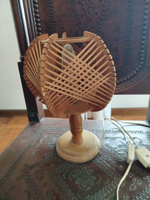 Candeeiro em madeira de mesinha de cabeceira