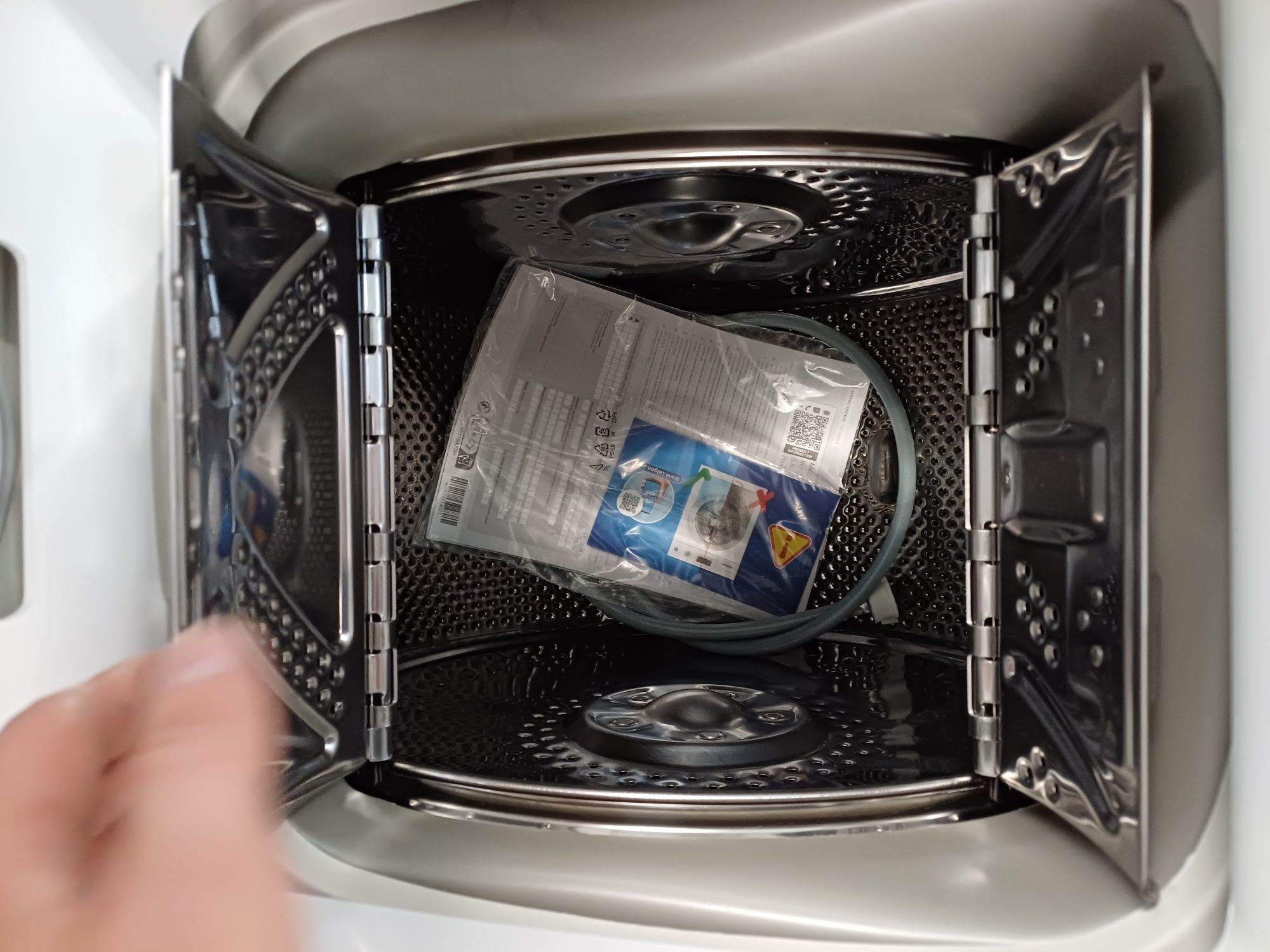 Продам новую стиральную машину Whirlpool AWE 66710