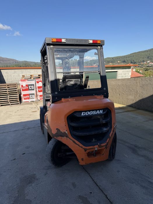 Empilhador Doosan 2.5T triplex d 2023