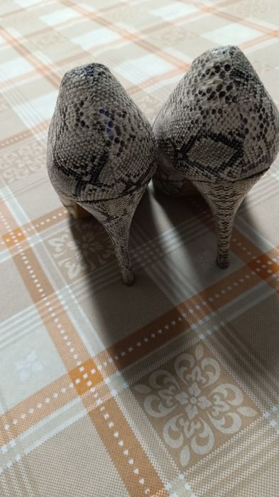 Sapatos muito lindos em óptimo estado tamanho 39. Como novos.