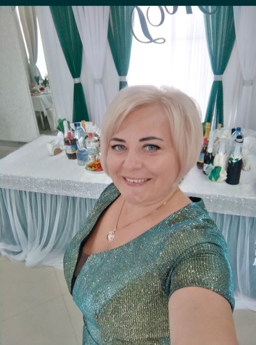 Ошатна вечірня сукня з блискітками на короткий рукав 50 розміру