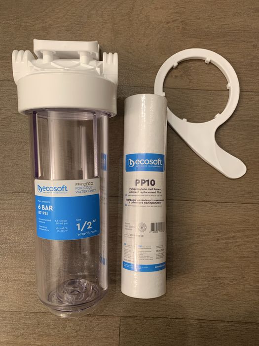 Новый бытовой фильтр для воды с картриджем в комплекте.