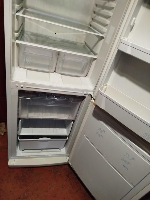 Продам холодильник индезит высота два метра с новым мотором