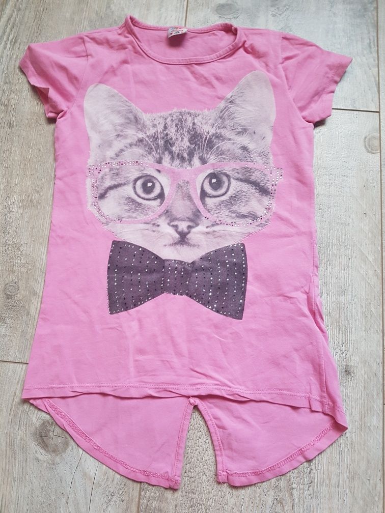 Różowa bluzka t-shirt z kotkiem z dłuższym tyłem 146-152