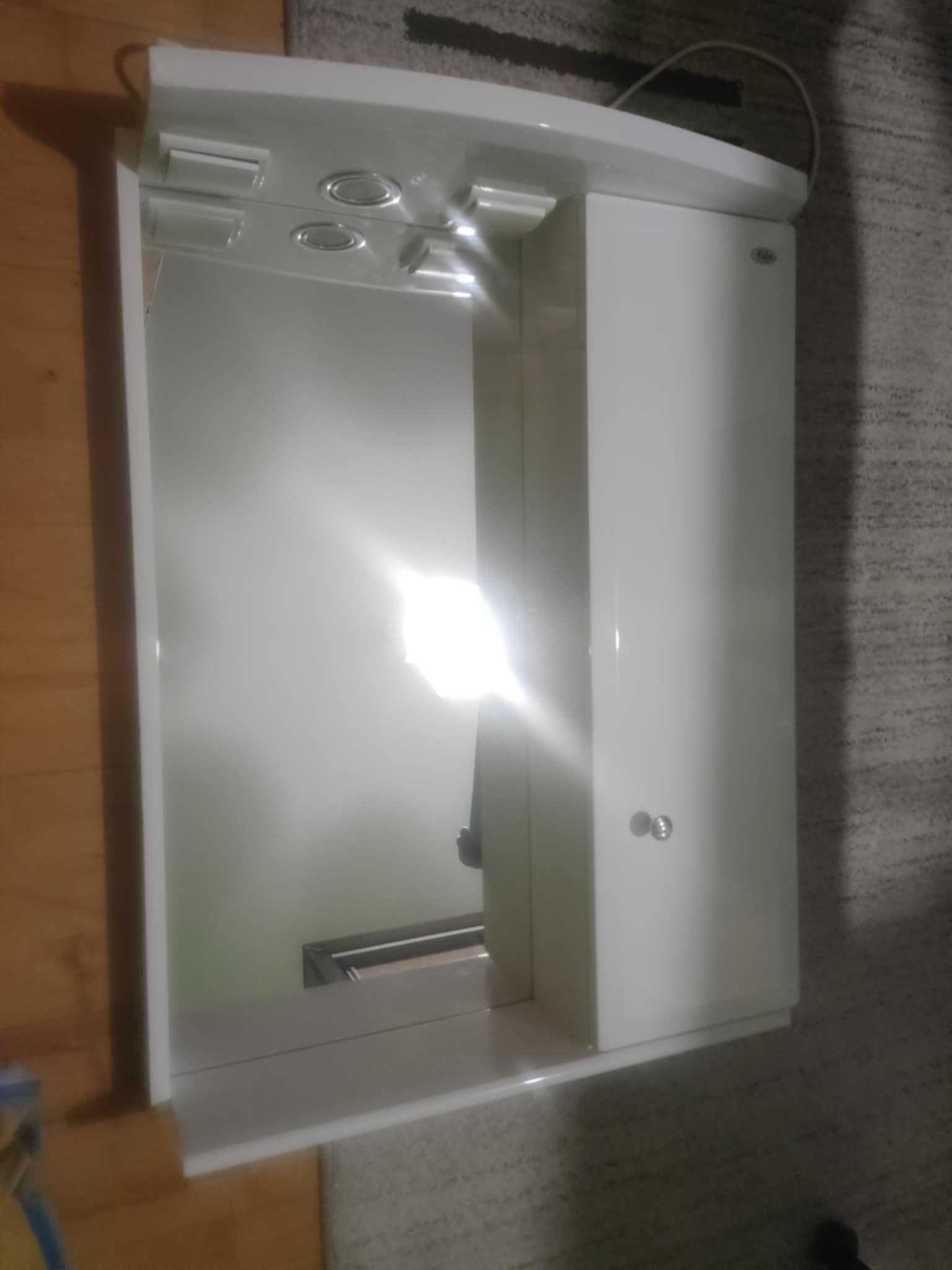 Szafka łazienkowa wisząca z oświetleniem