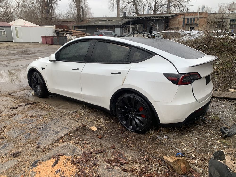 Tesla Model Y Performance 2022 год двери бампера диски четверти фары