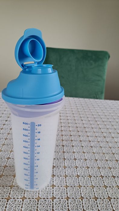 Shaker Tupperware  600 ml do mieszania uijania