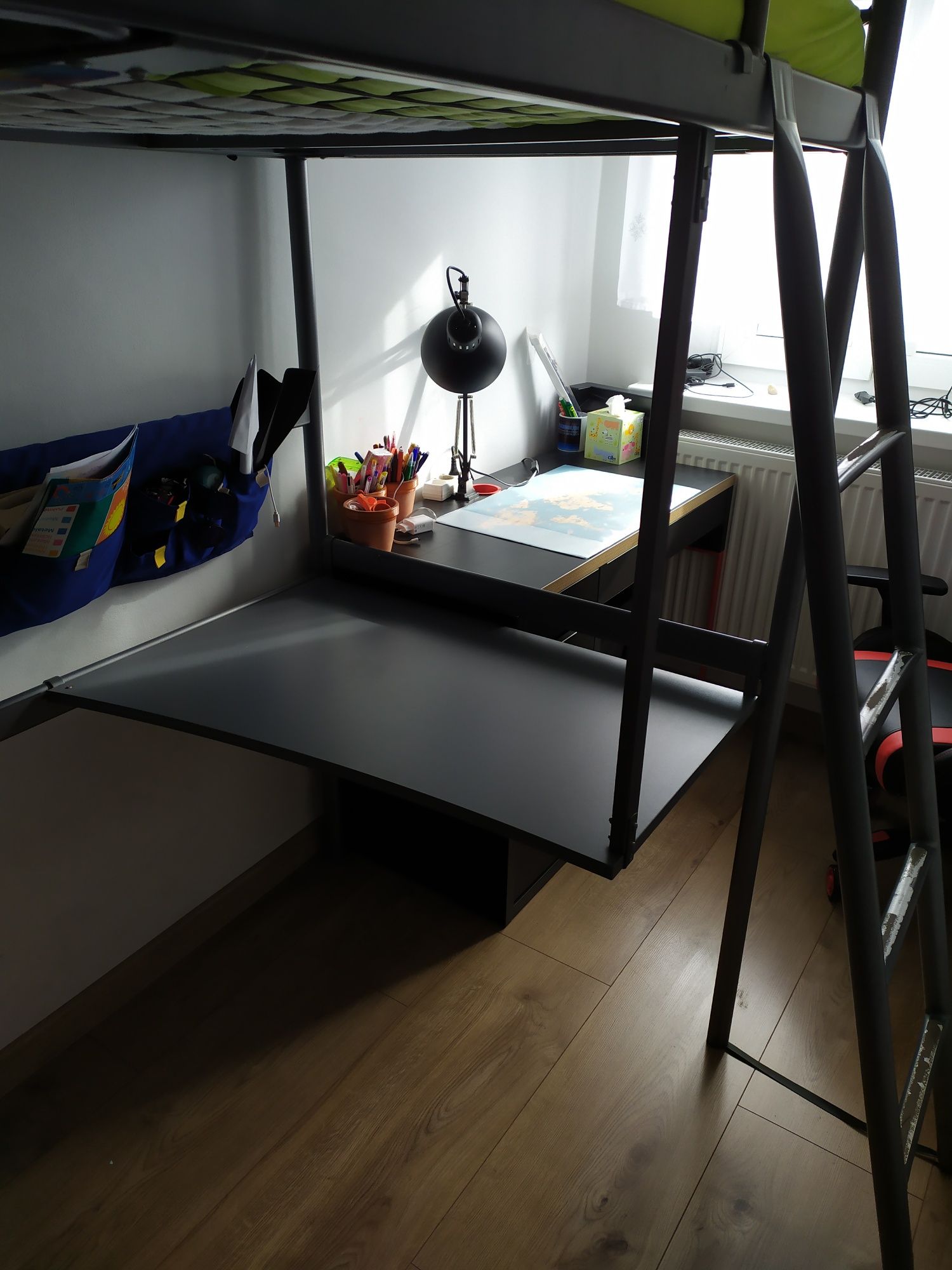 łóżko piętrowe ze stołem biurowym z Ikei