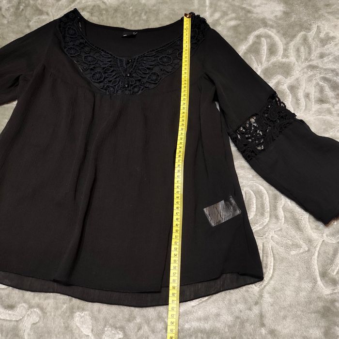 Bluzeczka czarna z tiulu z ozdobnym wykończeniem M