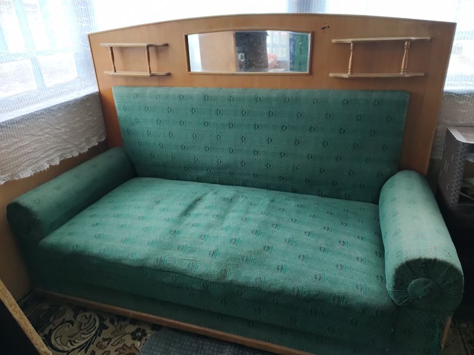 Старинний диван.