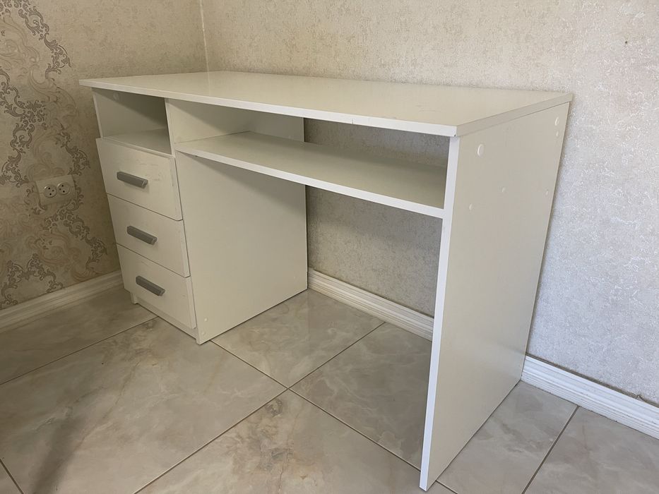 Продається стіл може бути як парта чи використаний для манікюра