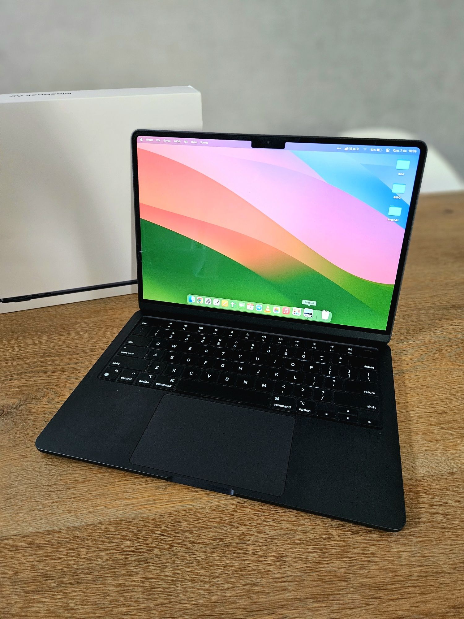 Apple MacBook Air M2 13.6 - stan idealny, plus dodatki