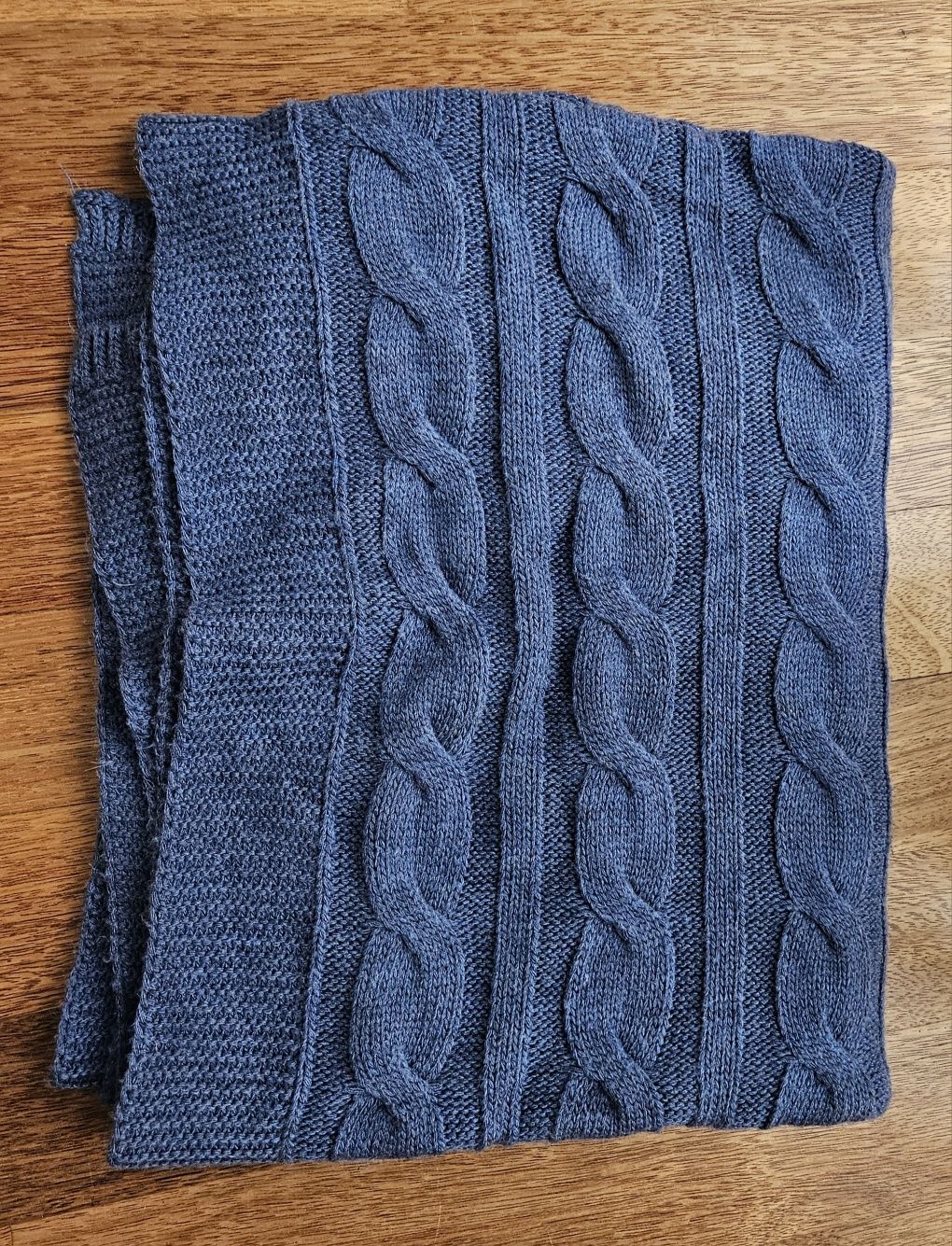 Koc warkoczowy sweterkowy niebieski 80x200 cm