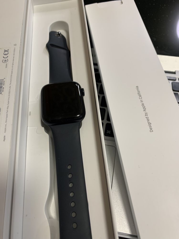 Продам часи Apple Watch SE 44mm як нові майже