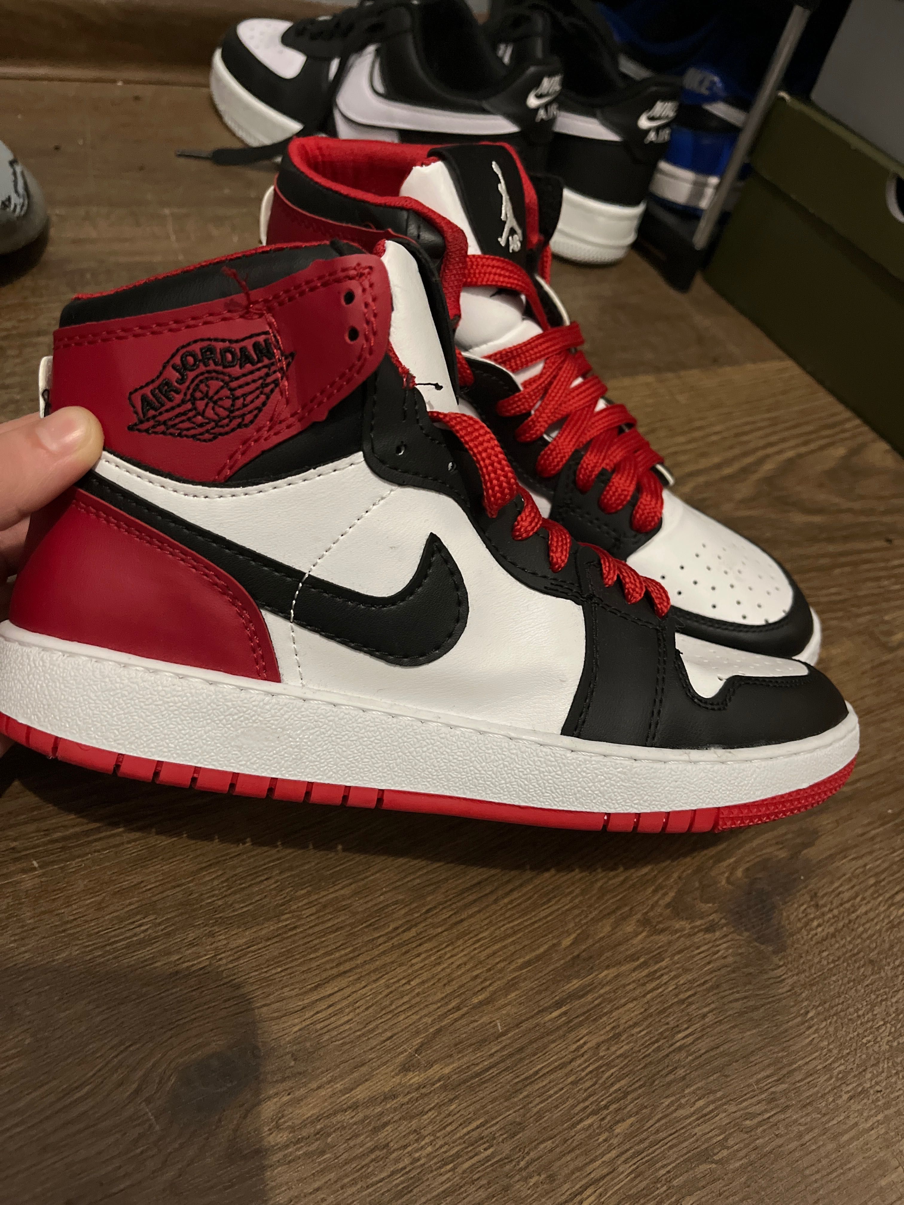 Jordan 1 mid red