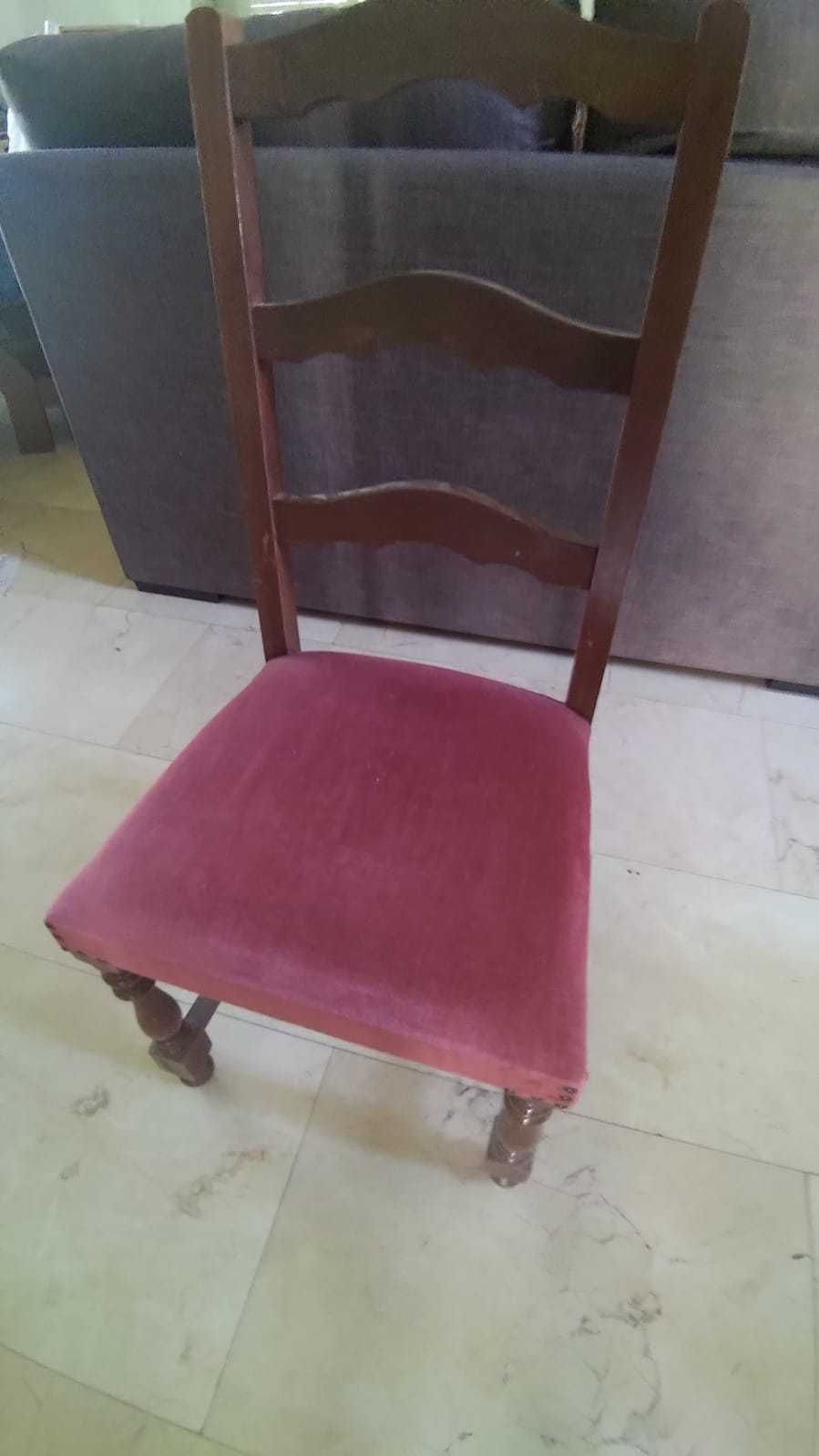 Cadeira de quarto em estilo antigo e bom estado