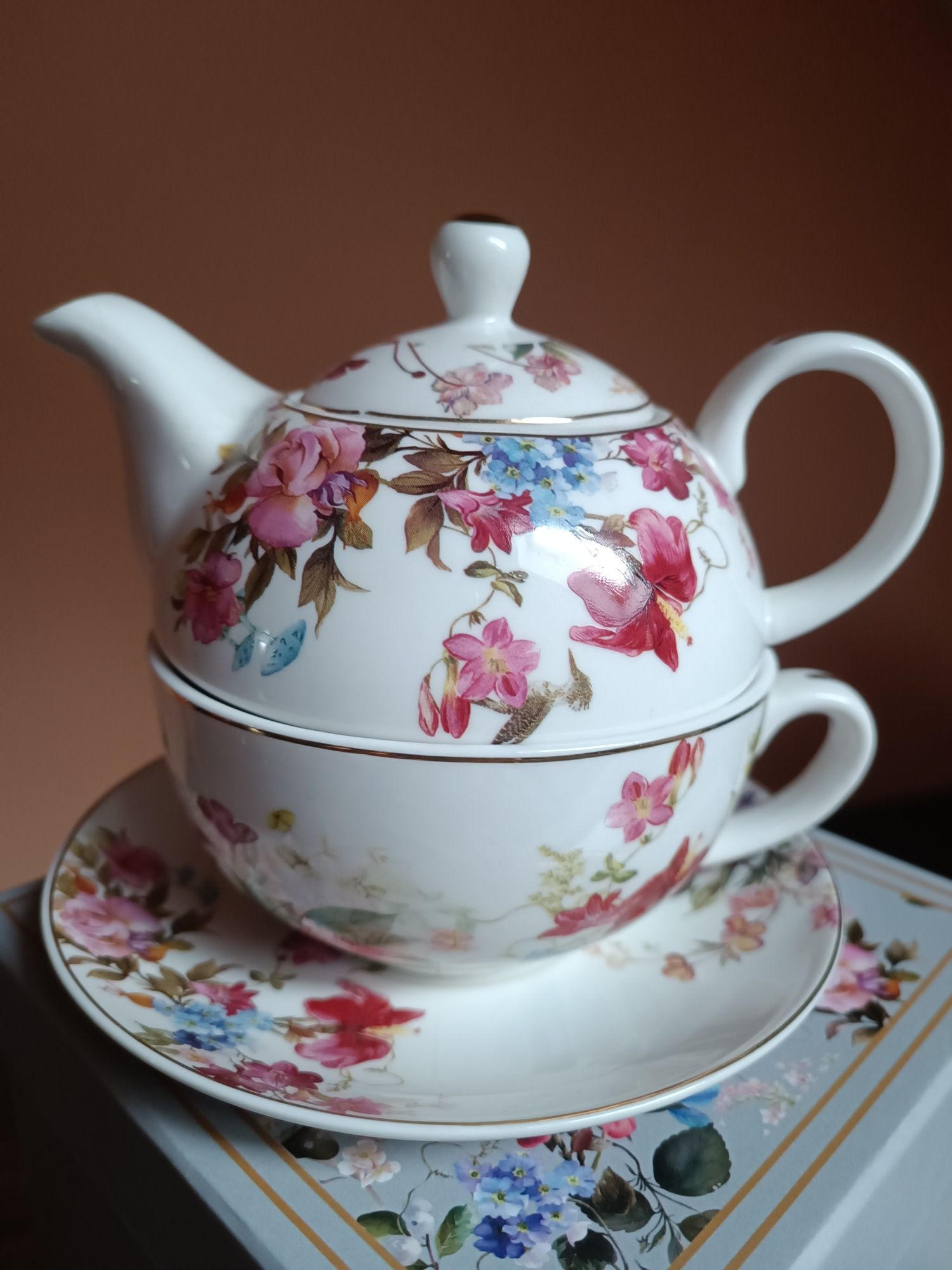 Porcelanowy komplet filiżanka talerz dzbanek
