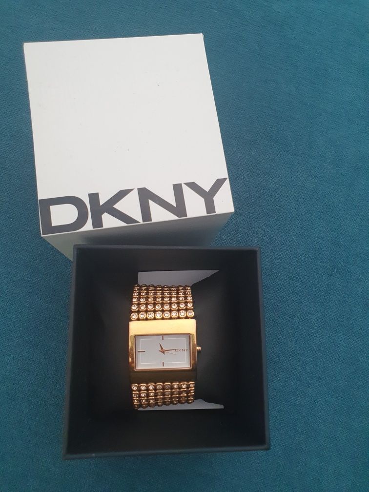 Relógio dourado DKNY