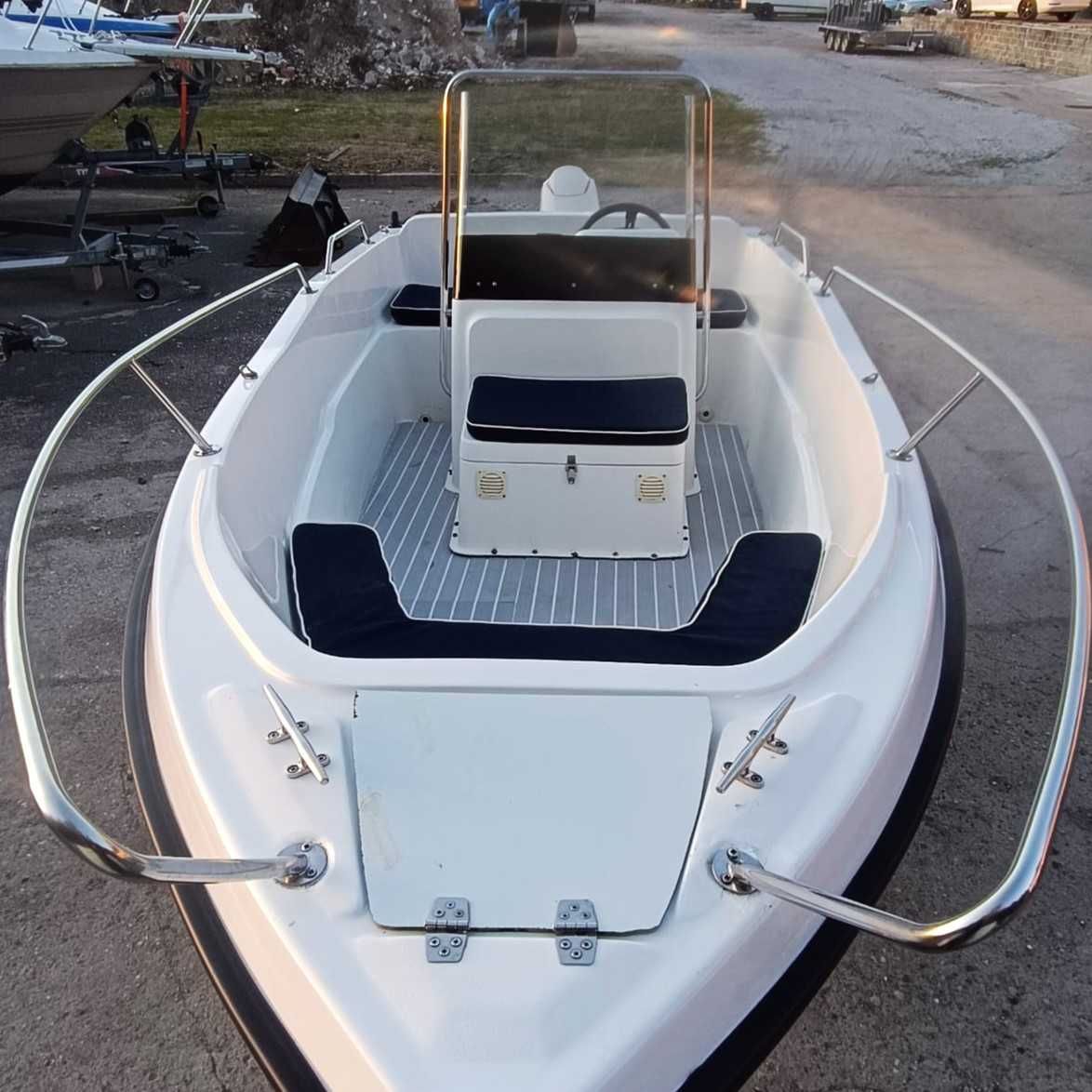 Łódź motorowa z przyczepką silnik zaburtowy evinrude center console