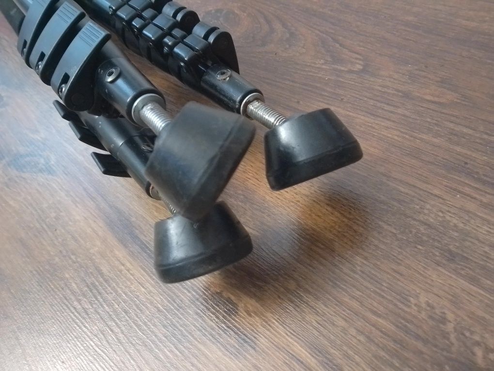 Statyw Opticam PRO 6606G, jedna noga statywu jest trudna do wydłużenia