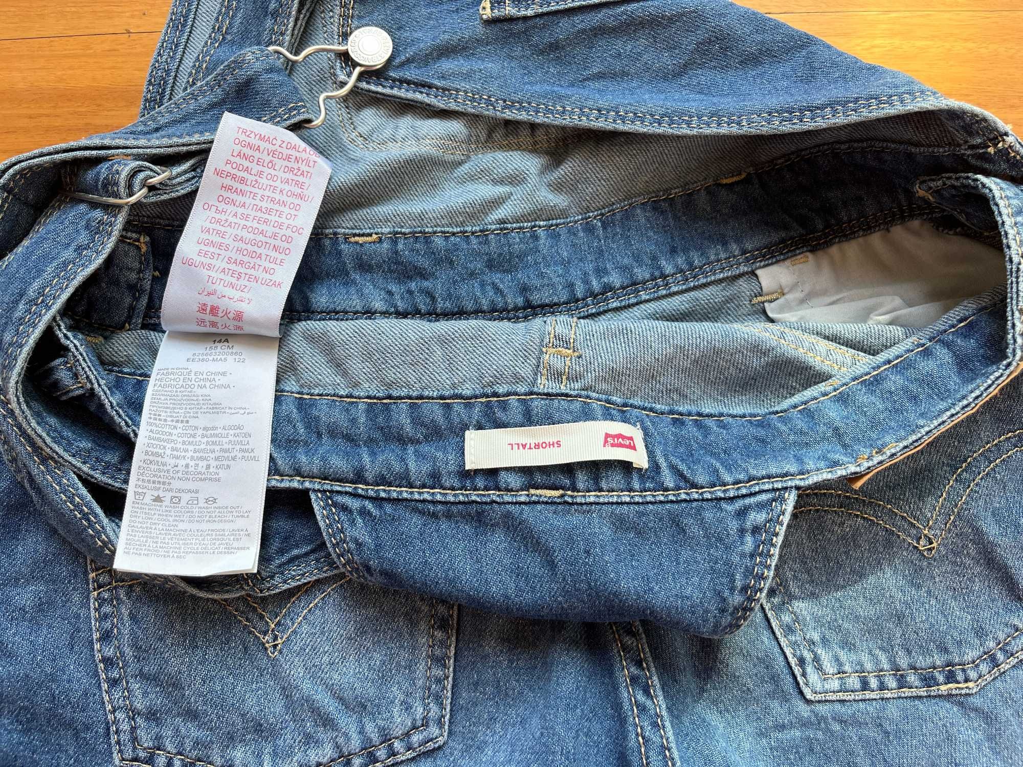 Macação calção Levi's com bolsos para rapariga