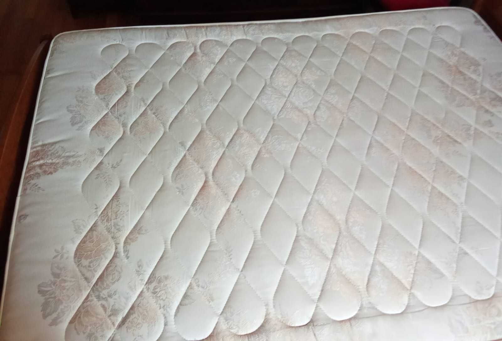 Vende-se Colchão de Casal Ortopédico 140x190 em Bom Estado