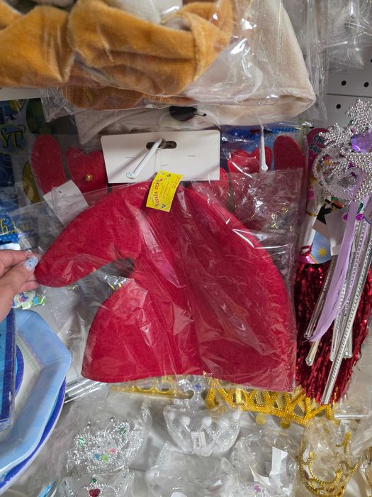 Шляпи карнавальні різні в наявності