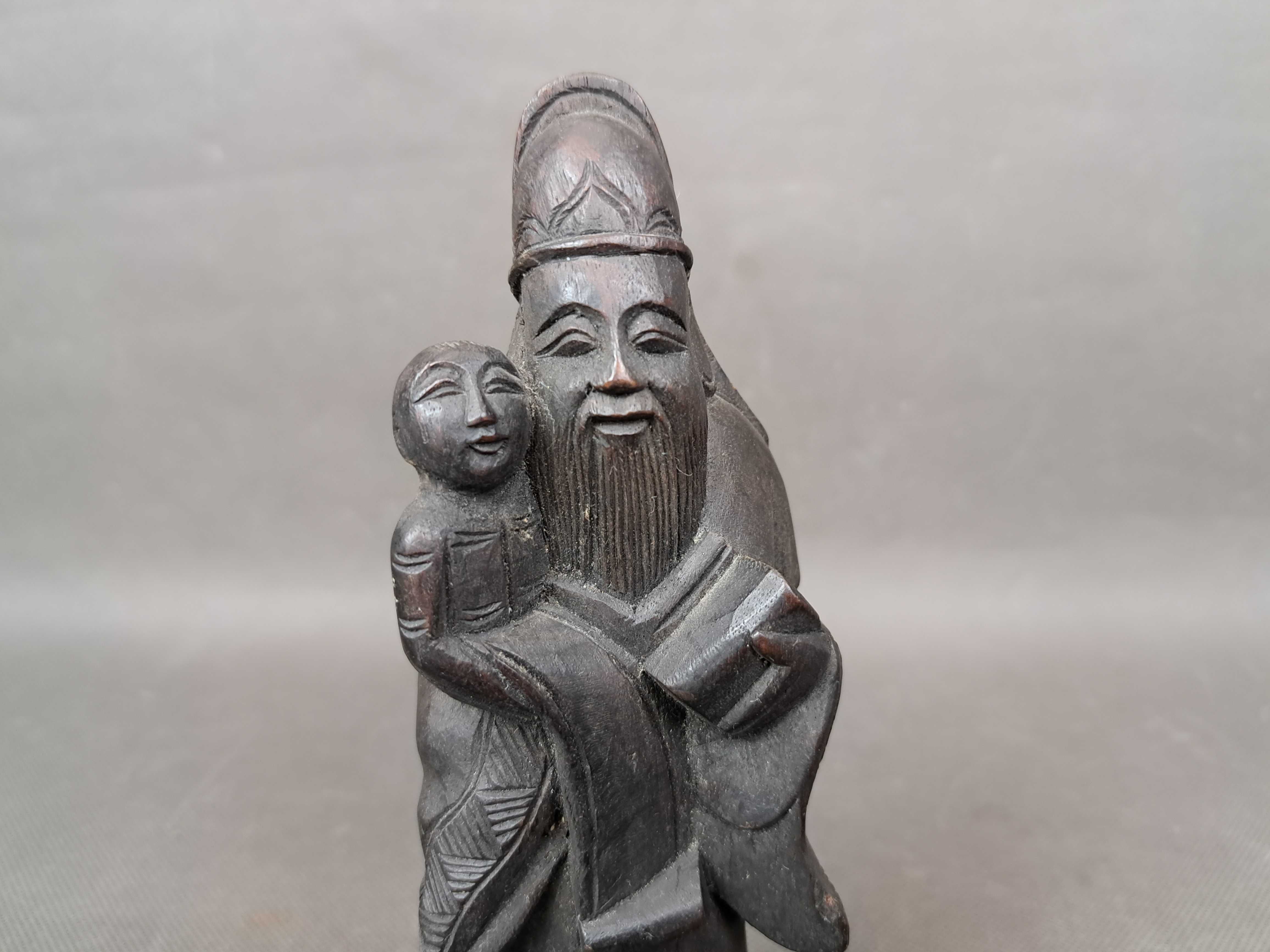 Chiński mnich, mędrzec, rzeźba drewniana, wys. 19 cm
