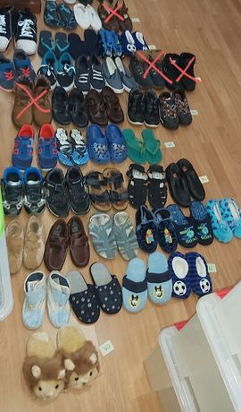 Sapatos e chinelos de criança dos 31 aos 37