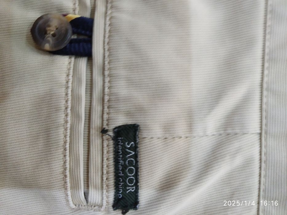 Calças de cor creme da marca Sacoor