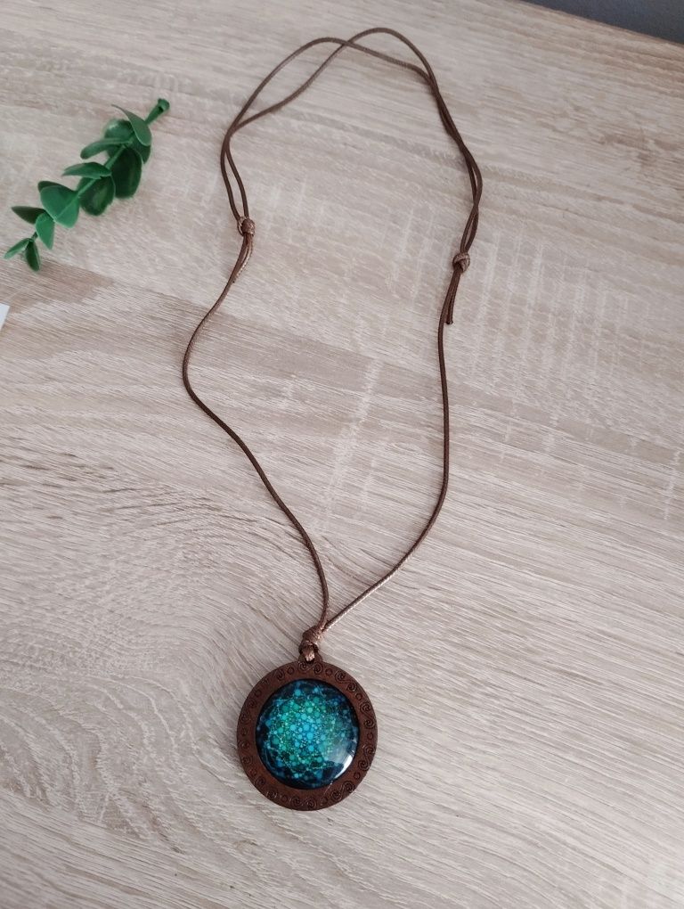 Piękny naszyjnik z lekkim drewnianym wisiorkiem mandala boho etno