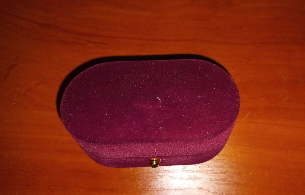 Оксамитова скринька для обручок чи прикрас,  коробочка, футляр