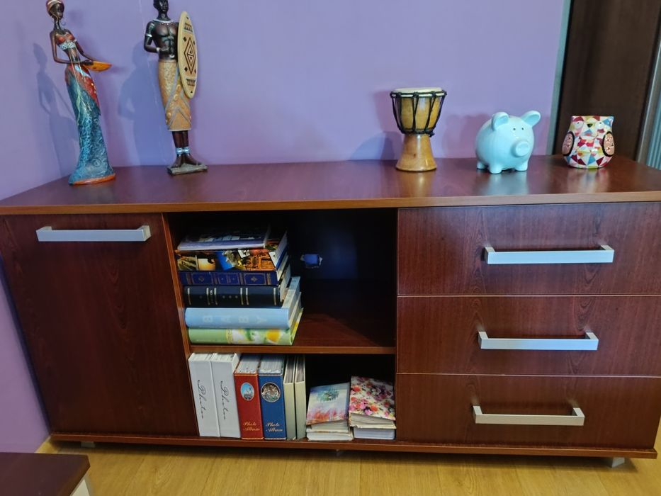 Szafka z trzema szufladami