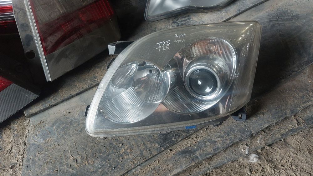 фара лампа Toyota Avensis T25 03-06 ліва