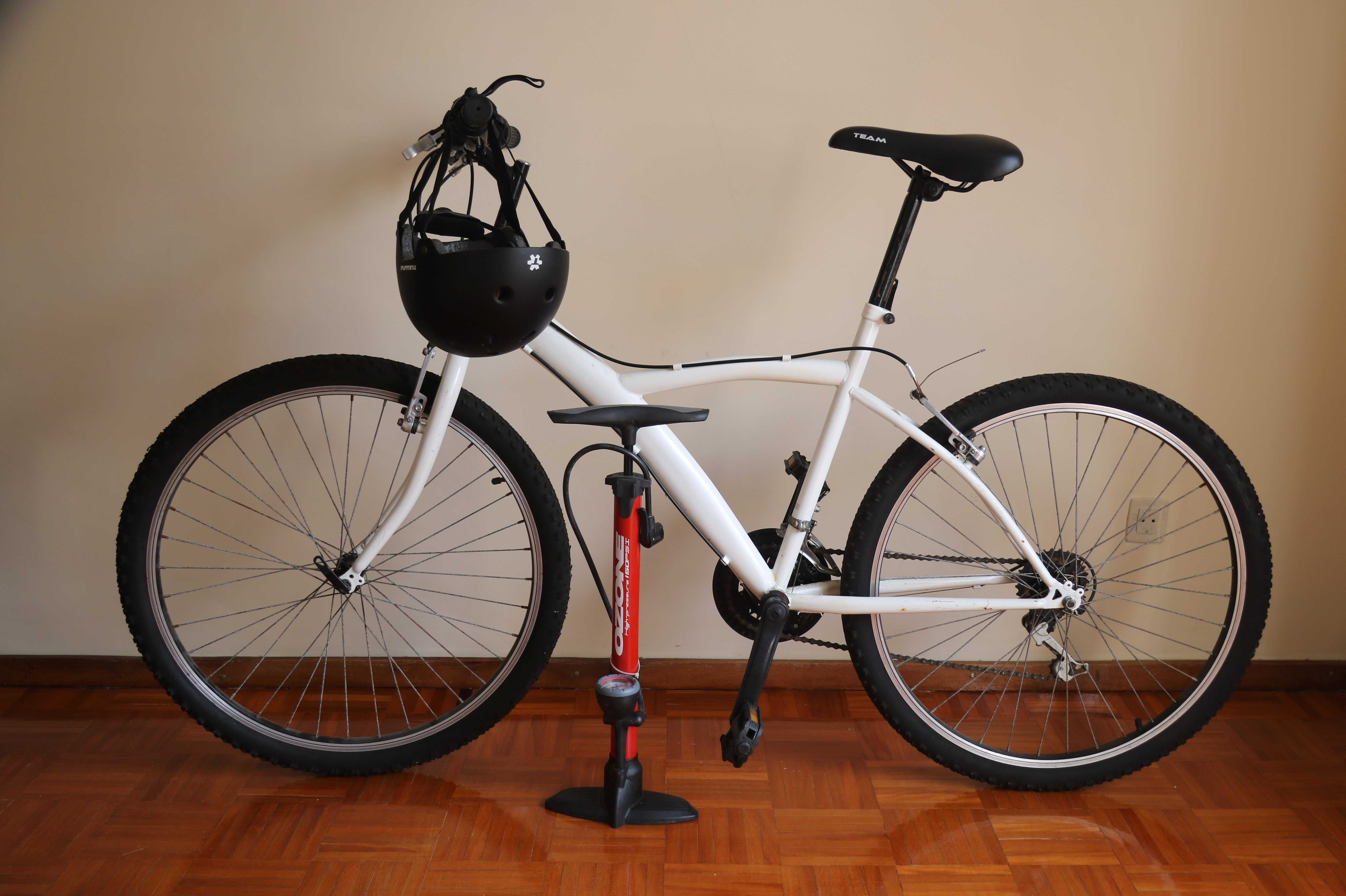 Bicicleta + bomba de ar + capacete