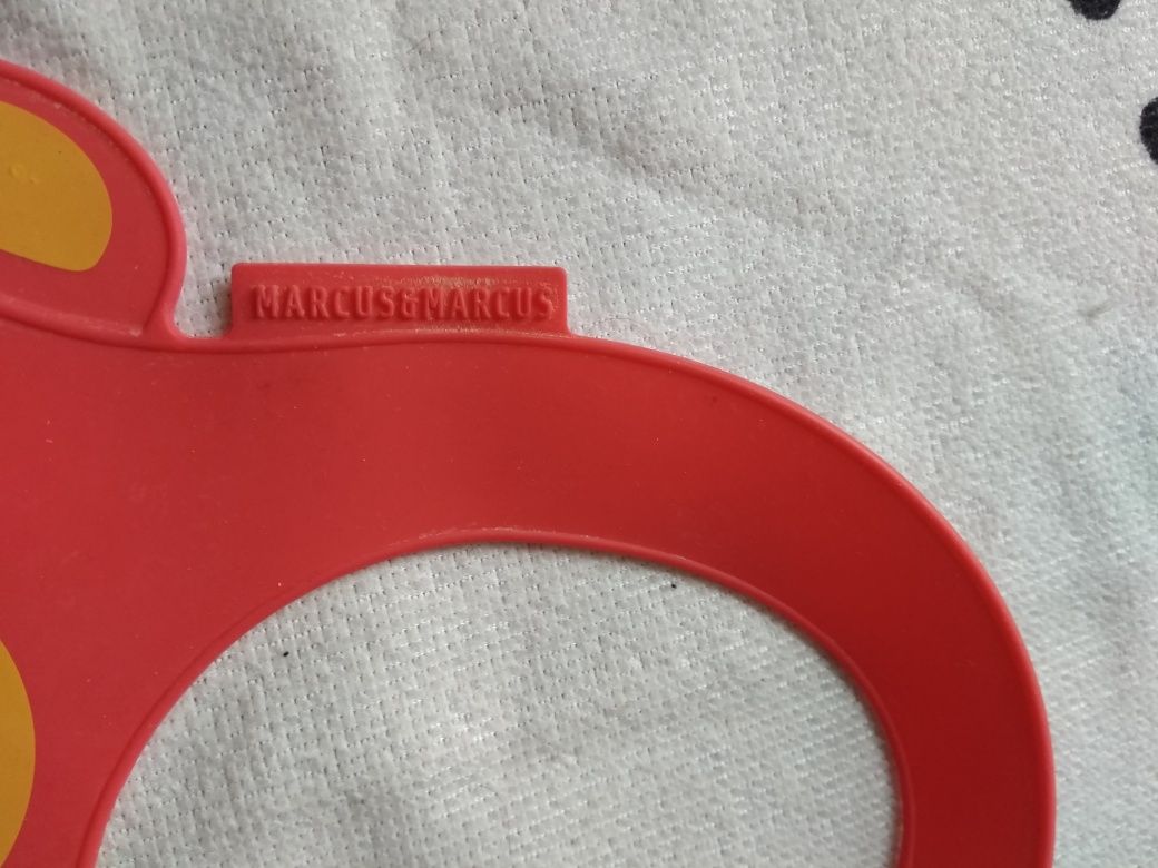 Śliniak sylikonowy z kieszonką lew Marcus&Marcus