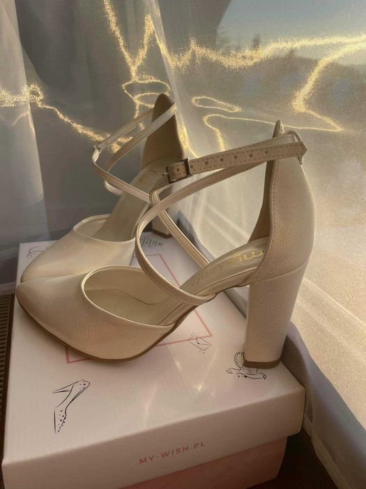 Buty ślubne na słupku