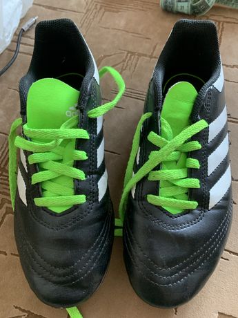 Фирменные кроссовки для футбола