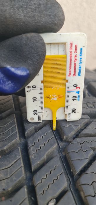 225/60/17 Kumho Winter