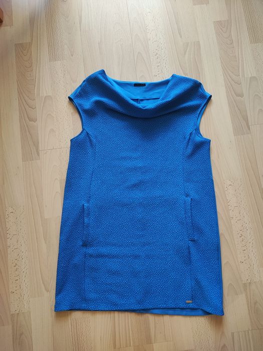 Niebieska sukienka tunika na krótki rękaw z kieszeniami