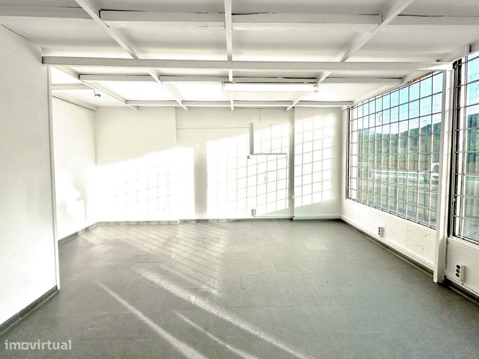 Loja com Localização Central em Benfica com 2 Pisos